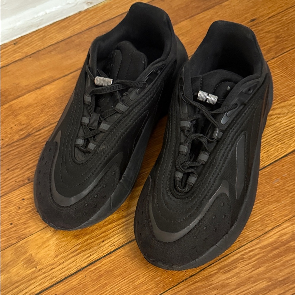 adidas  ozelia  child sneakers Unisex size 4